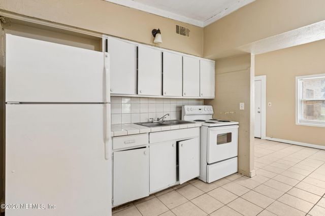5811 HOLLYHOCK Road, Jacksonville, FL 32209