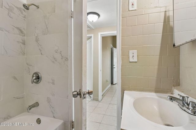 5811 HOLLYHOCK Road, Jacksonville, FL 32209