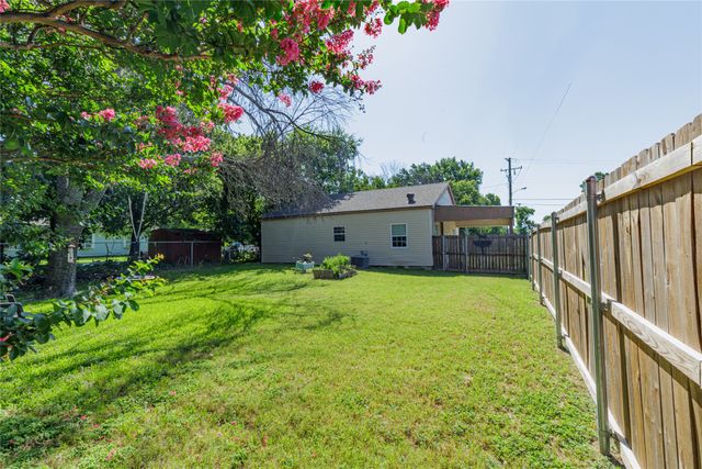 101 N Hubbard Street, Alvord, TX 76225