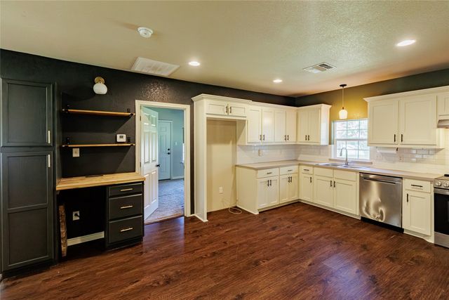 101 N Hubbard Street, Alvord, TX 76225
