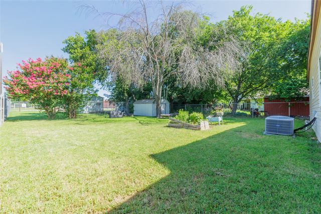101 N Hubbard Street, Alvord, TX 76225