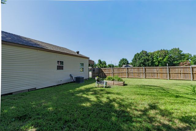101 N Hubbard Street, Alvord, TX 76225