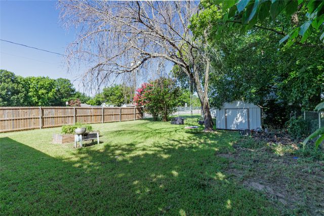 101 N Hubbard Street, Alvord, TX 76225