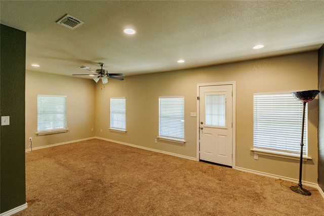 101 N Hubbard Street, Alvord, TX 76225
