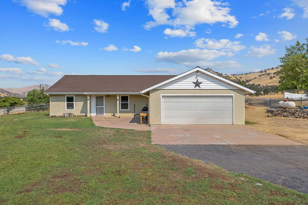 7272 Lupine Drive, Sanger, CA 93657