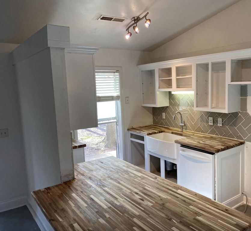 Image 2 of property listing at 1693 Nantahala Boulevard, Mount Pleasant, SC 29464