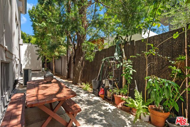 1152 N Poinsettia Place 5, West Hollywood, CA 90046