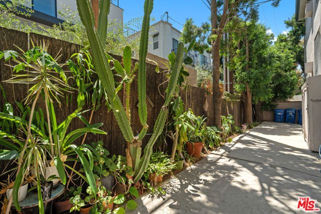 1152 N Poinsettia Place 5, West Hollywood, CA 90046