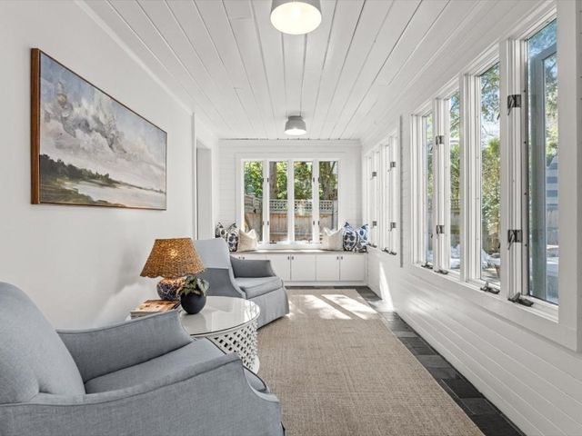 170 Benvenue St, Wellesley, MA 02482