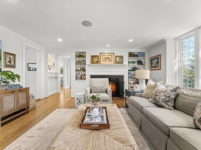170 Benvenue St, Wellesley, MA 02482