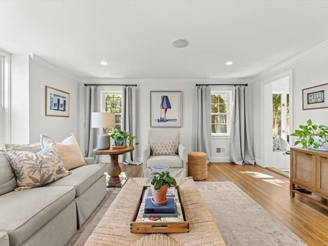 170 Benvenue St, Wellesley, MA 02482