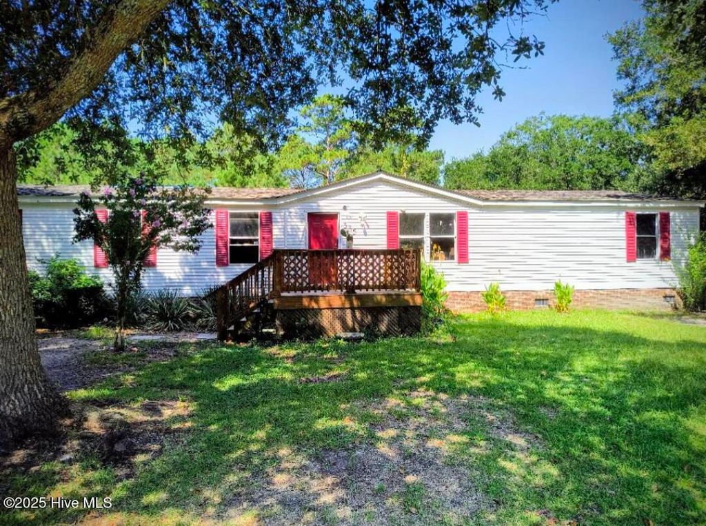 335 Queens Haven Road, Hubert, NC 28539