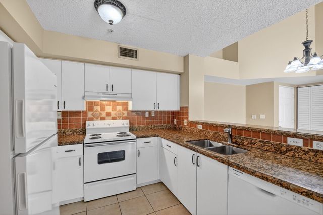 7864 Sonoma Springs Circle 206, Lake Worth, FL 33463