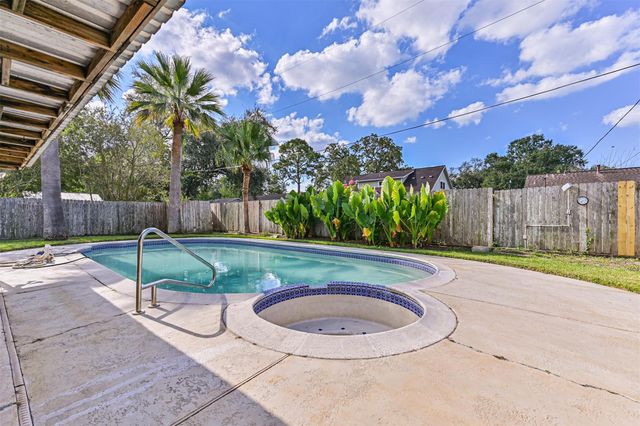 409 Linda Lane, Friendswood, TX 77546