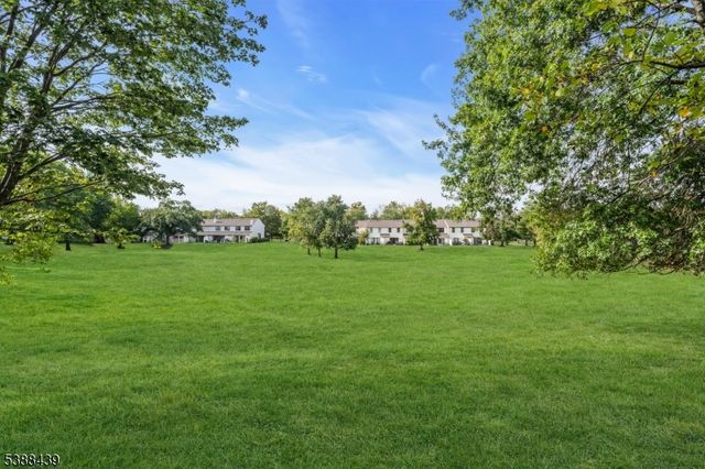 13 Pear Tree Ln, Franklin Twp., NJ 08823