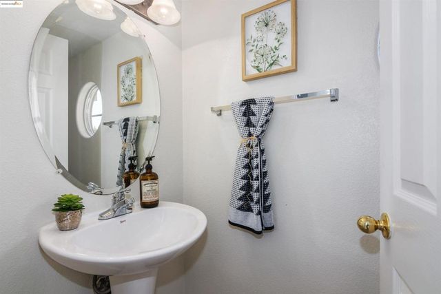 411 Canyon Ct, Vallejo, CA 94591