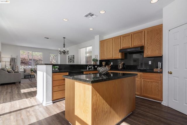 411 Canyon Ct, Vallejo, CA 94591