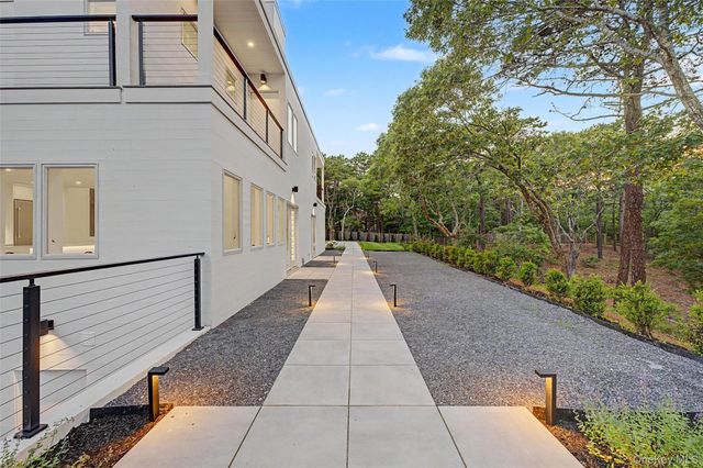 5 Bark Court, Wainscott, NY 11975