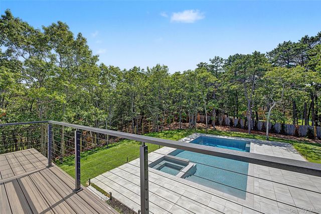 5 Bark Court, Wainscott, NY 11975