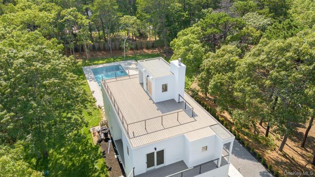 5 Bark Court, Wainscott, NY 11975