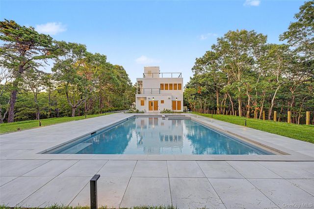 5 Bark Court, Wainscott, NY 11975