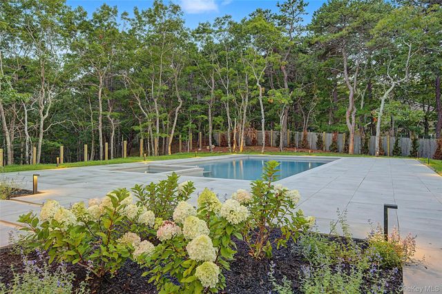 5 Bark Court, Wainscott, NY 11975