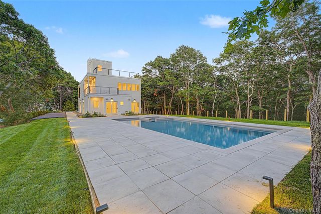 5 Bark Court, Wainscott, NY 11975