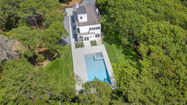 5 Bark Court, Wainscott, NY 11975