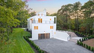 5 Bark Court, Wainscott, NY 11975