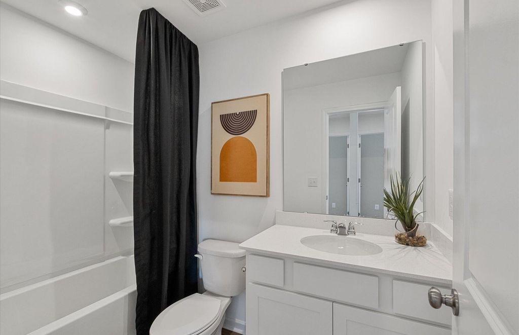 Image 11 of property listing at 883 Meadowbrook Lane, Summerville, SC 29486