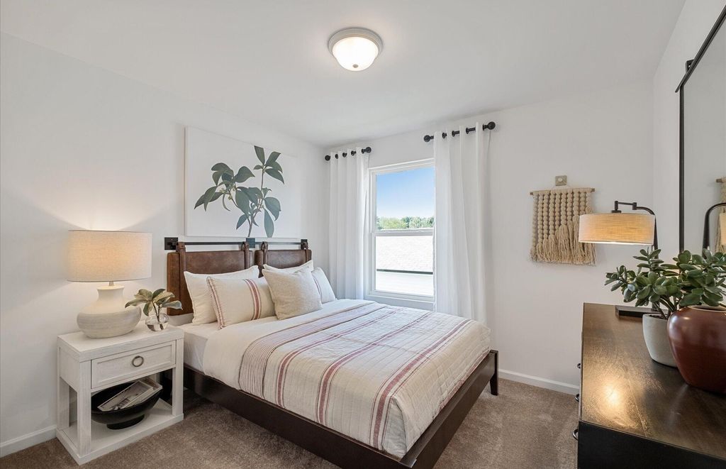 Image 12 of property listing at 883 Meadowbrook Lane, Summerville, SC 29486