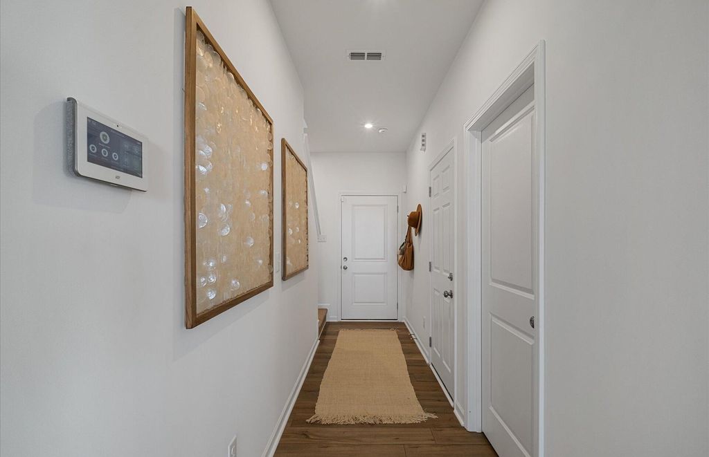 Image 2 of property listing at 883 Meadowbrook Lane, Summerville, SC 29486