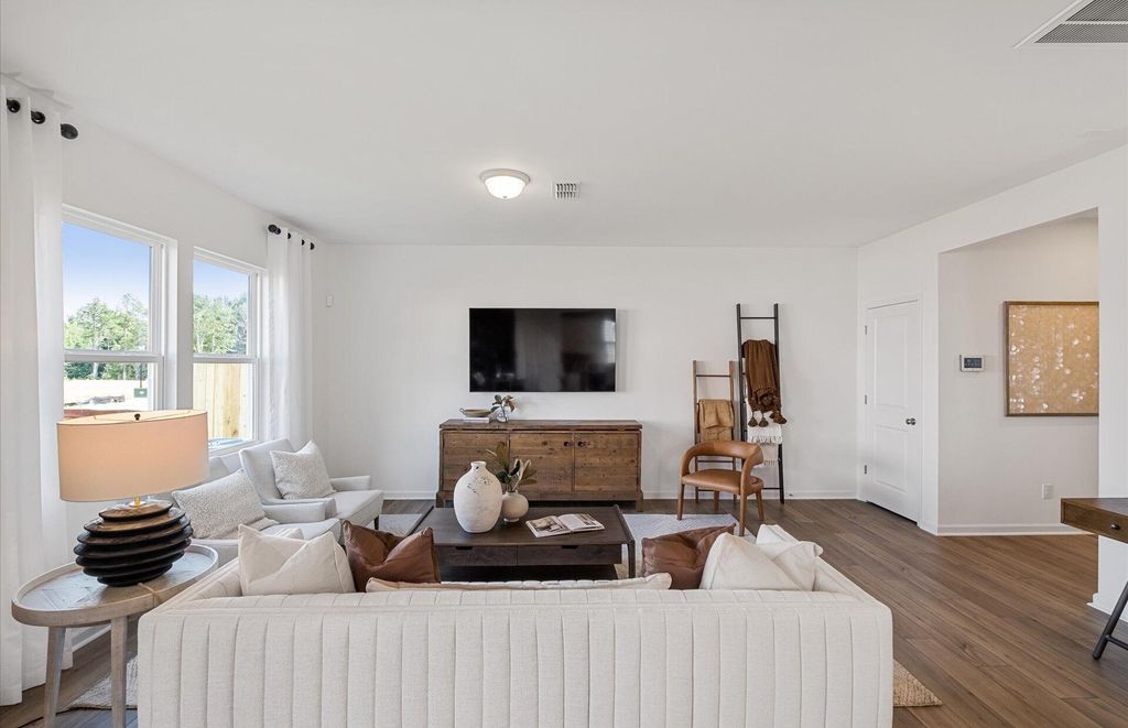 Image 3 of property listing at 883 Meadowbrook Lane, Summerville, SC 29486