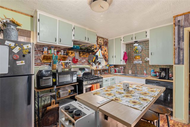 915 S Neches Street, Coleman, TX 76834