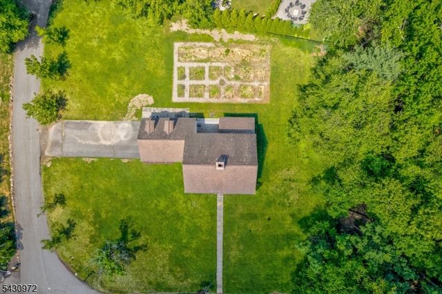 1 Canoe Ln, Roseland Boro, NJ 07068