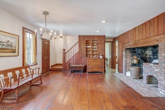 1 Canoe Ln, Roseland Boro, NJ 07068