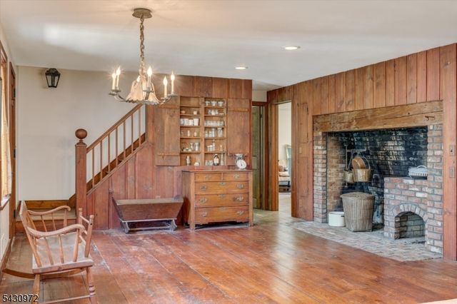 1 Canoe Ln, Roseland Boro, NJ 07068