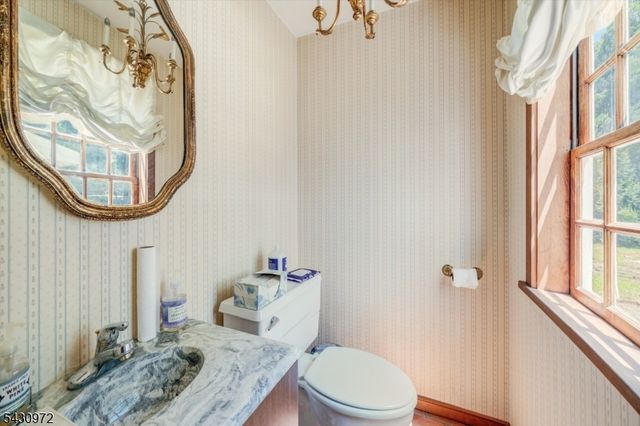 1 Canoe Ln, Roseland Boro, NJ 07068