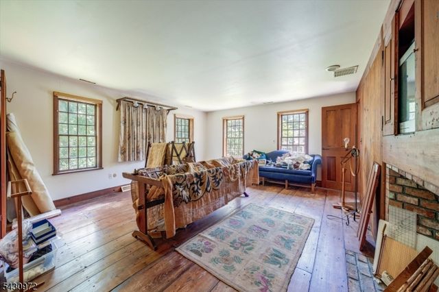 1 Canoe Ln, Roseland Boro, NJ 07068