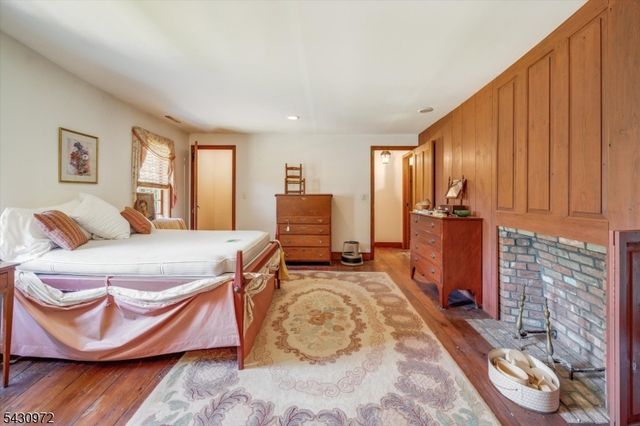 1 Canoe Ln, Roseland Boro, NJ 07068