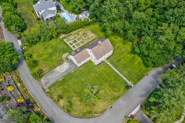 1 Canoe Ln, Roseland Boro, NJ 07068