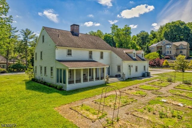 1 Canoe Ln, Roseland Boro, NJ 07068