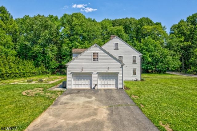 1 Canoe Ln, Roseland Boro, NJ 07068