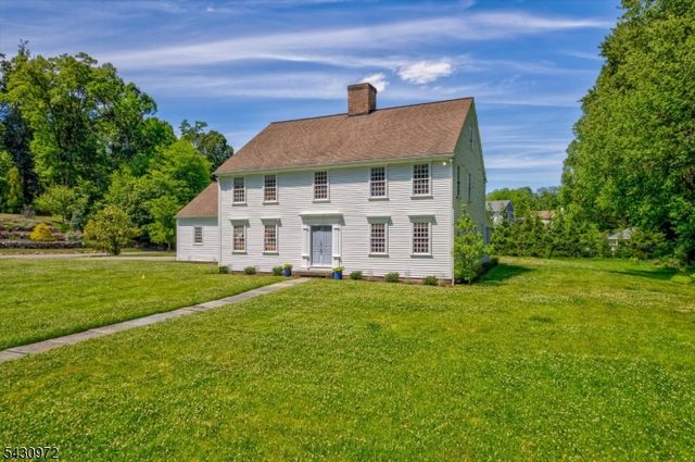 1 Canoe Ln, Roseland Boro, NJ 07068