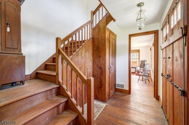 1 Canoe Ln, Roseland Boro, NJ 07068