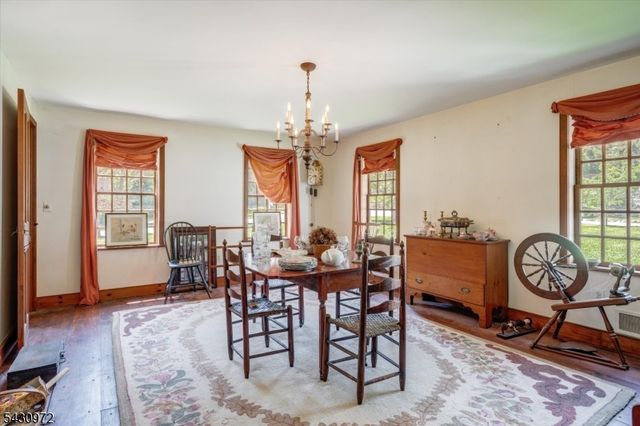 1 Canoe Ln, Roseland Boro, NJ 07068