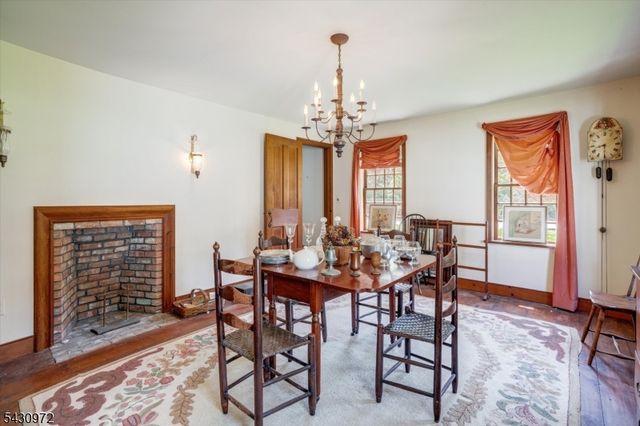 1 Canoe Ln, Roseland Boro, NJ 07068
