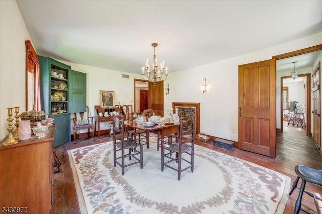 1 Canoe Ln, Roseland Boro, NJ 07068