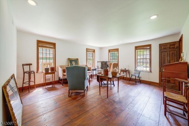 1 Canoe Ln, Roseland Boro, NJ 07068