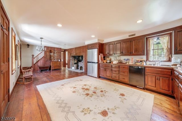 1 Canoe Ln, Roseland Boro, NJ 07068